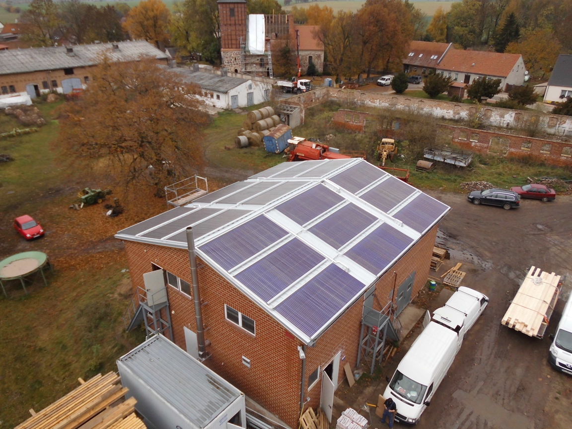 2013: 125 kW Vakuumröhrenkollektoren auf dem Dach