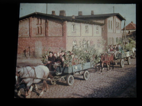 Maiwagen vor der Schnitterkaserne (etwa 1970)